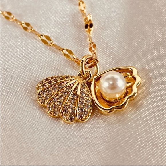 Shell necklace with pearl inside