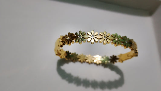 YoniqWoman flower bracelet 18k gold Plated