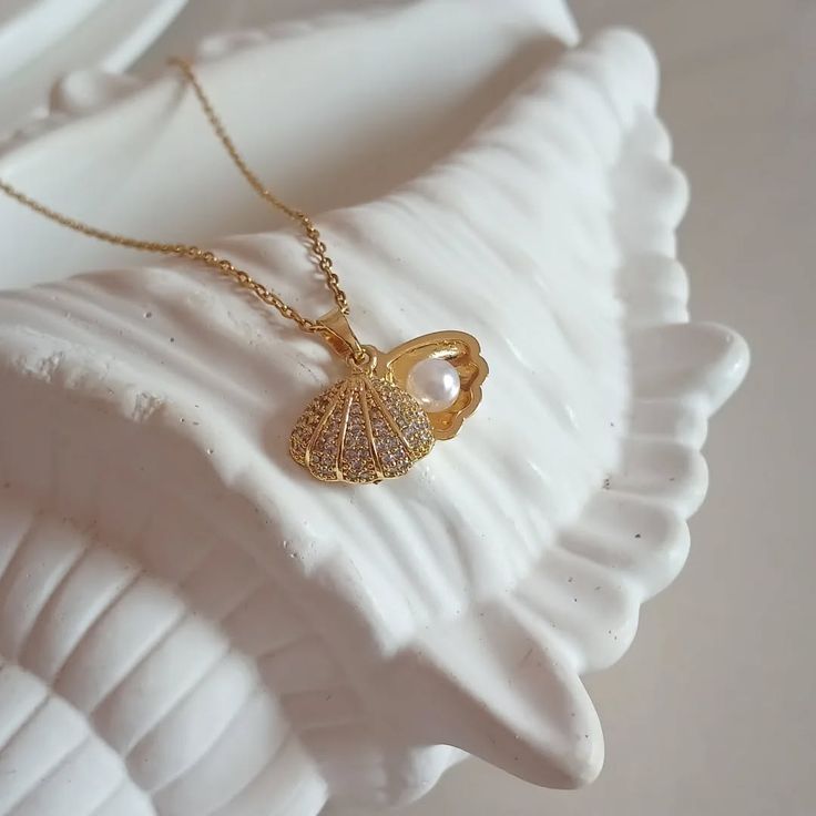 Shell necklace with pearl inside