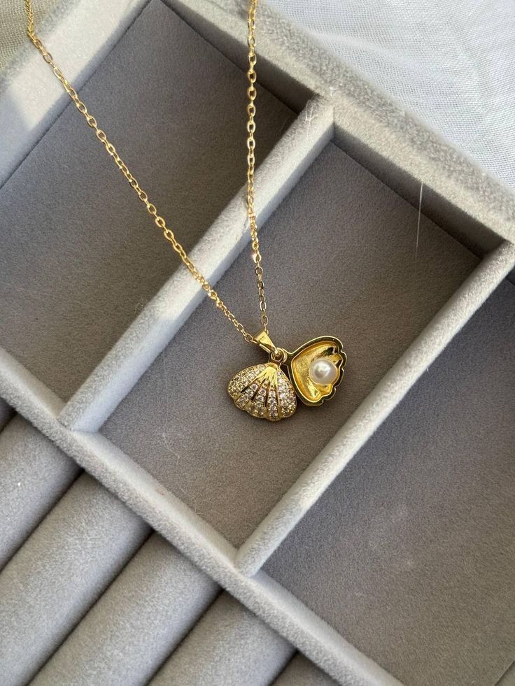 Shell necklace with pearl inside