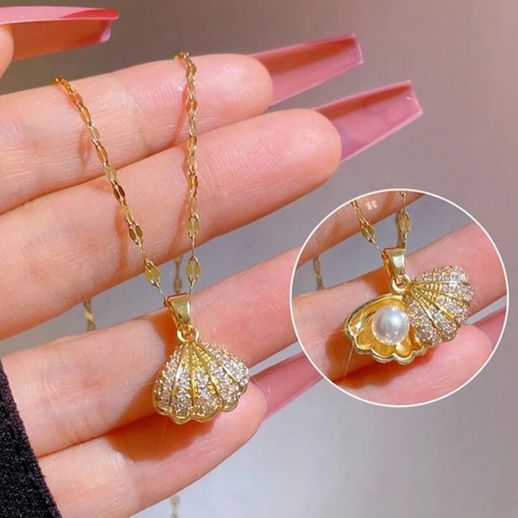 Shell necklace with pearl inside