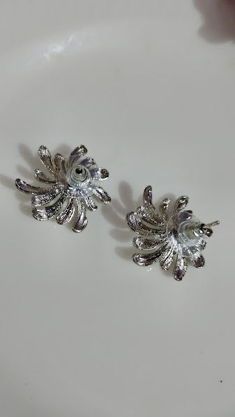 Yoniq.woman silver-tone floral stud earrings with abstract petal design and secure post-back closure